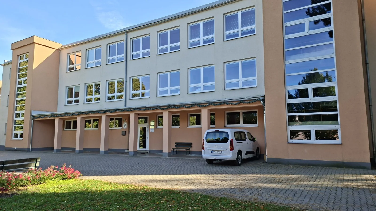 Základní škola – Škola / školka, Třešť