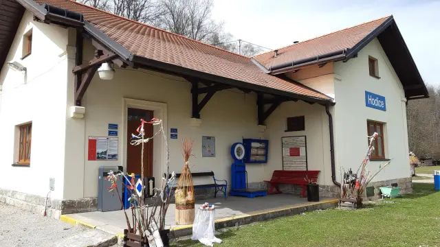 Vlaková zastávka Hodice – Doprava, Hodice